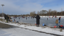 901342 Afbeelding van ijsvermaak op de grote plas bij het Anafora Parkrestaurant (Uilenboslaan 1) in het Máximapark in ...